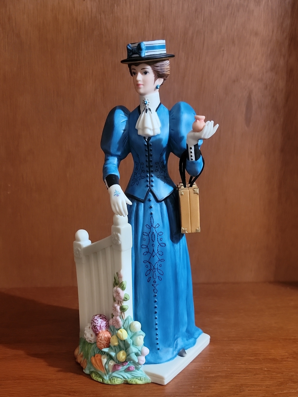 2009 Avon Presidents Club Mrs. Albee Figurine